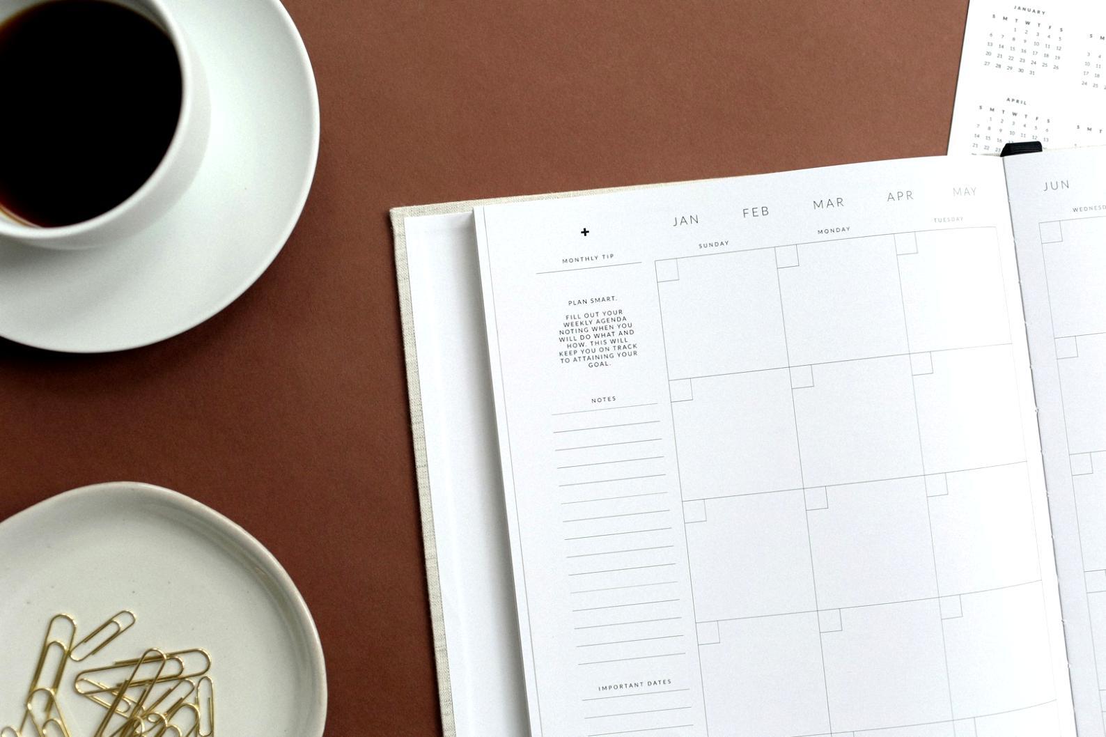 Persona trabajando con análisis financiero en ordenador