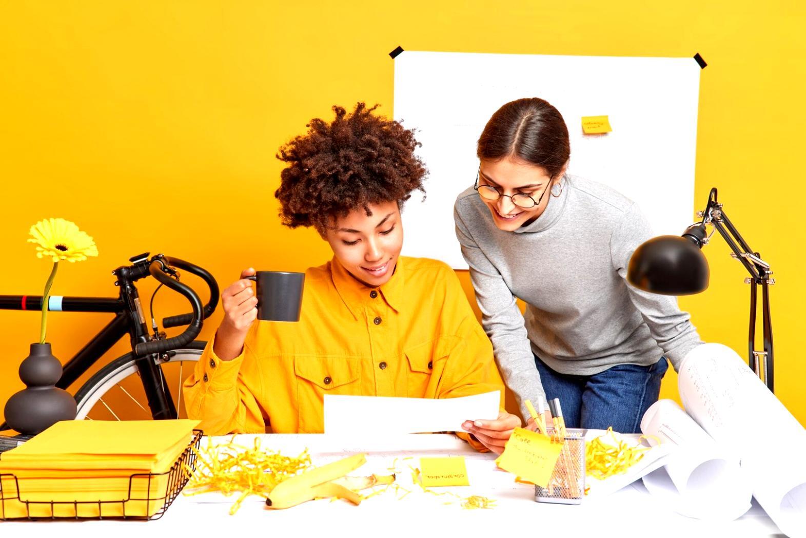 Sesión de análisis financiero con documentos y calculadora